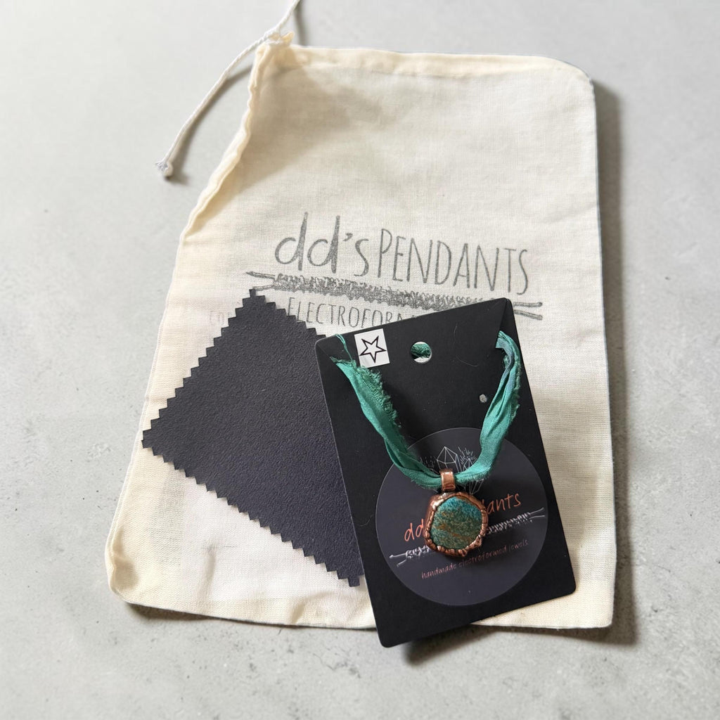 Green Sari Silk Gemstone Necklace | Boho Fiber Necklace | Recycled Silk Jewelry | Handmade Gemstone Pendant | Eco-Friendly Statement Necklac
