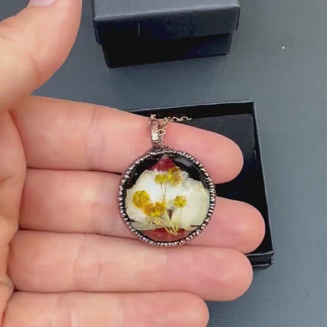 Flower Pendant Resin Necklace